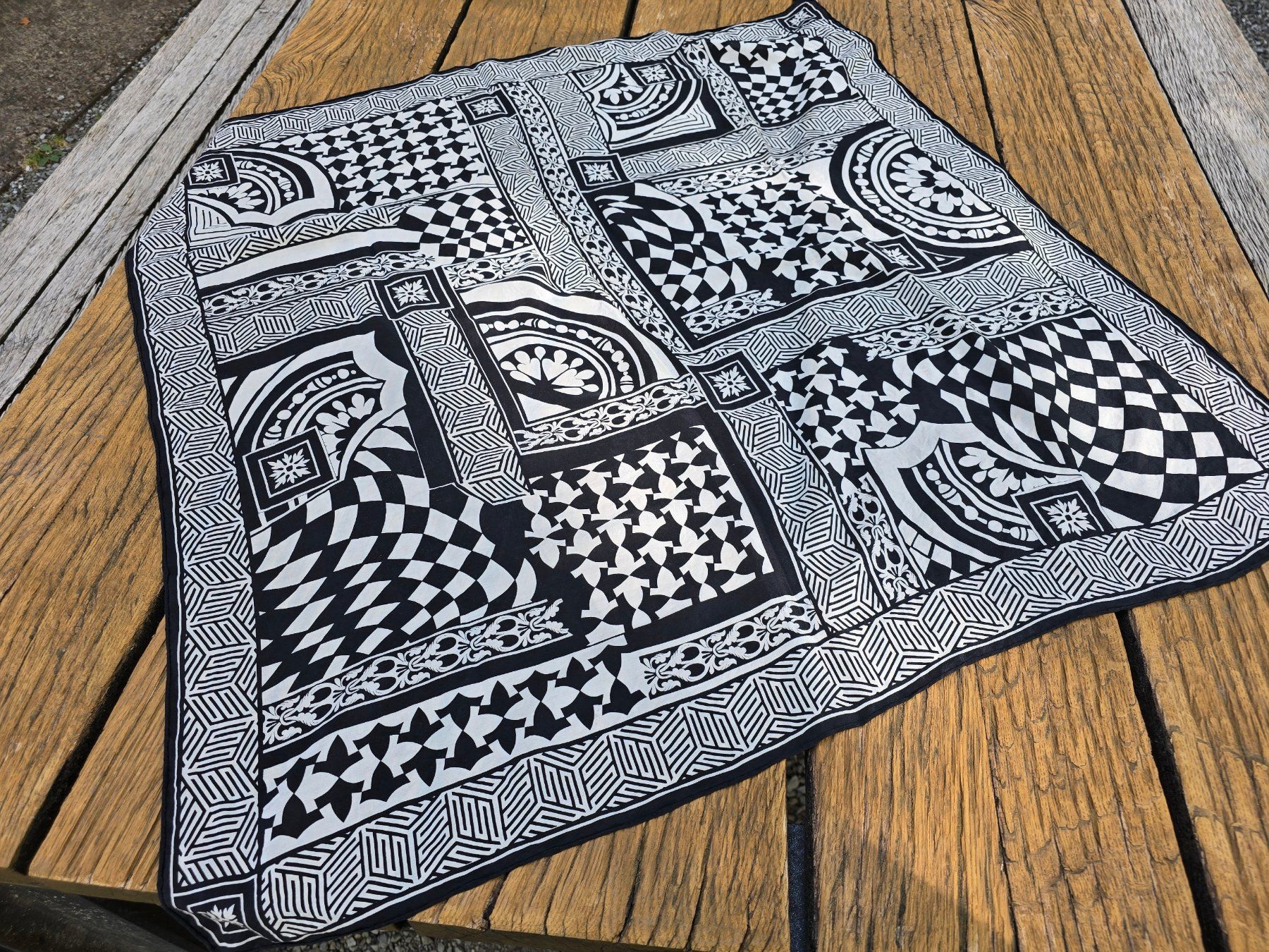 Foulard & Sciarpe: Schal: geometrisches Muster schwarz/weiss Seide – Usato da Romanshorn venduto da Rachacha