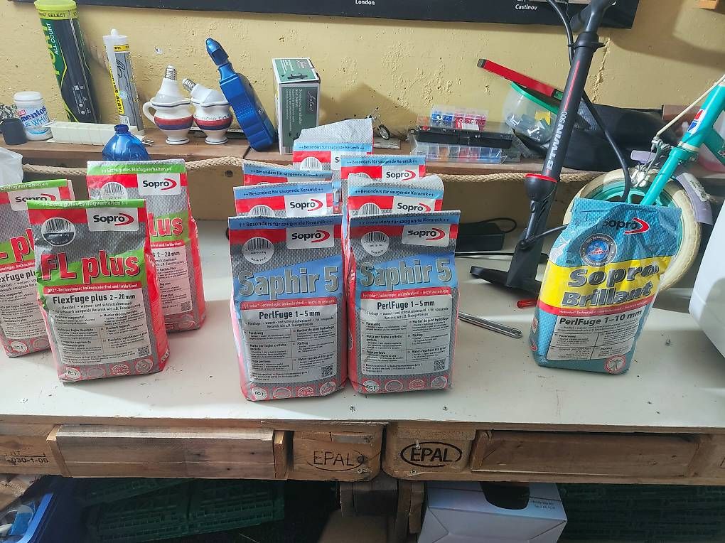 Tous les outils: Materiale per piastrelle – D'occasion à Losone par hcm_jvn8