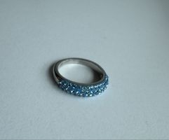 Silberner Ring mit hellblauen Steinchen