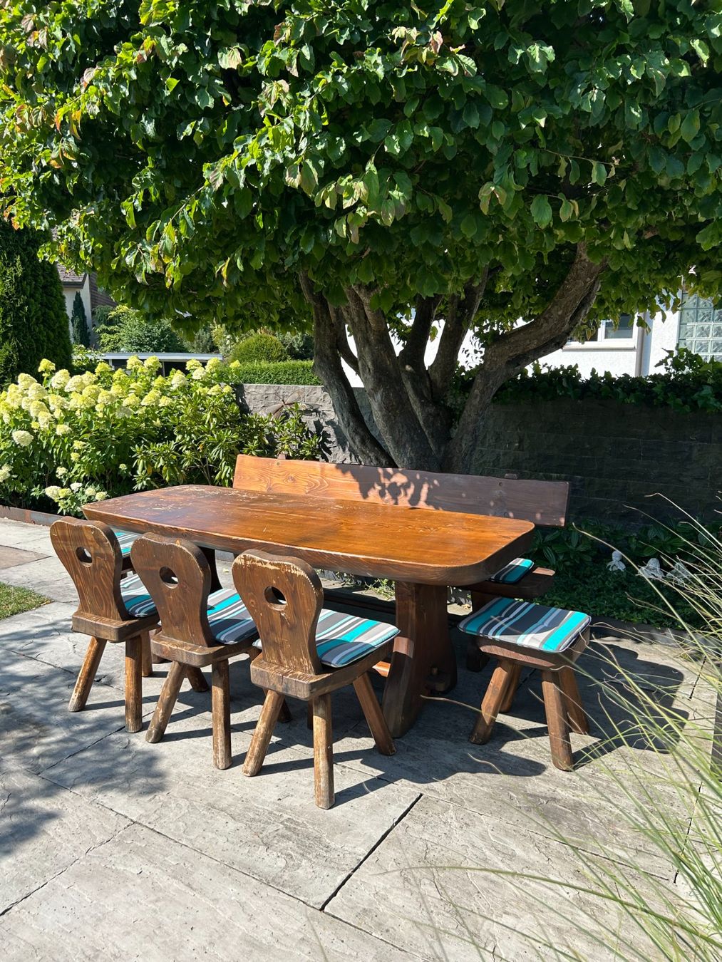 Tische: Rustikaler Gartentisch mit Bank, 3 Stühlen und 2 Hocker – Gebraucht aus Speicher von haka48