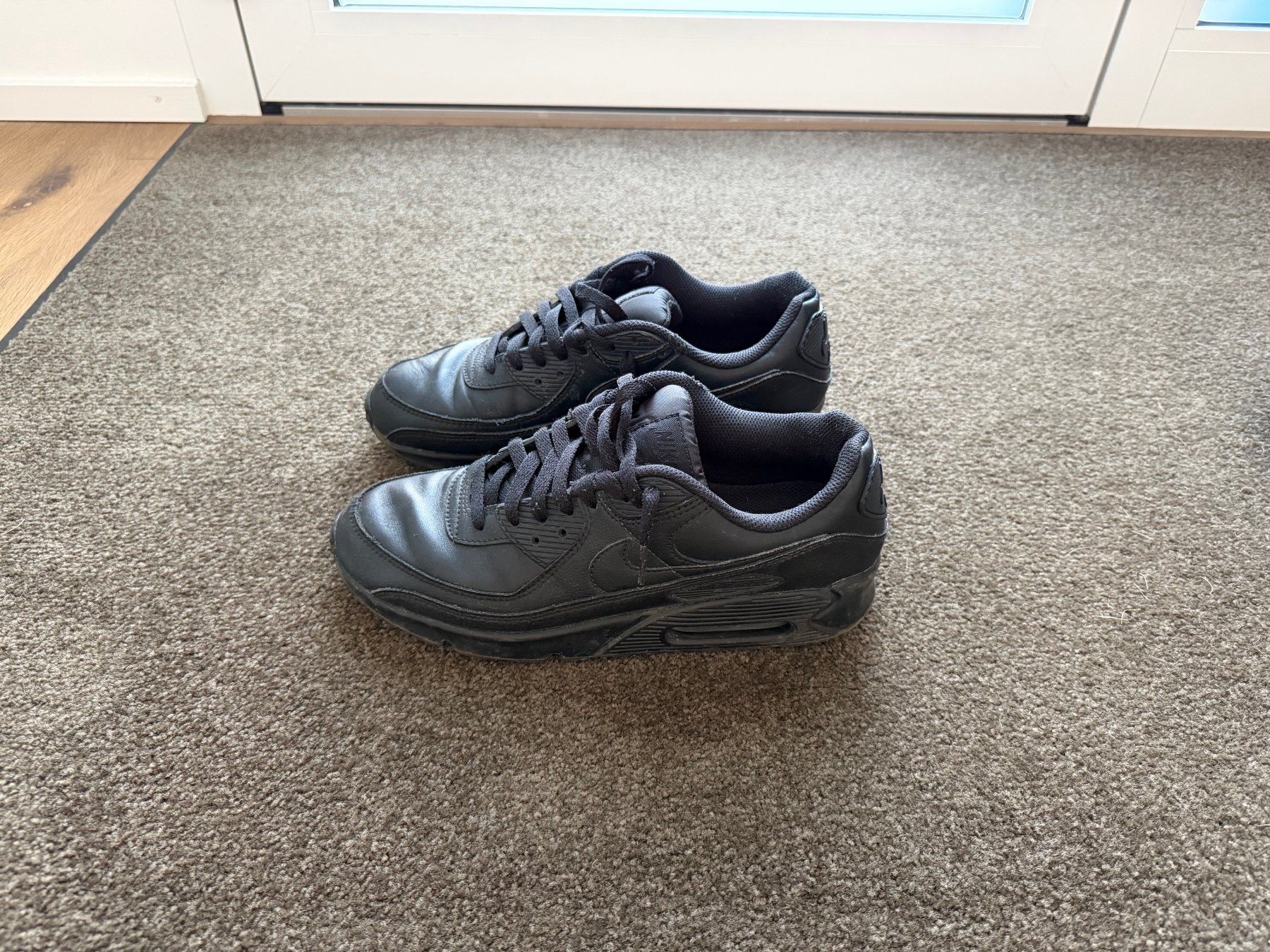 Nike Scarpe da uomo: Herren Nike Sneakers Schwarz EU 45 – Usato da Therwil venduto da Sikike
