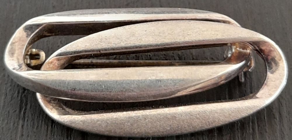 Une belle broche dé bijoux antiques en argent poinçonné des