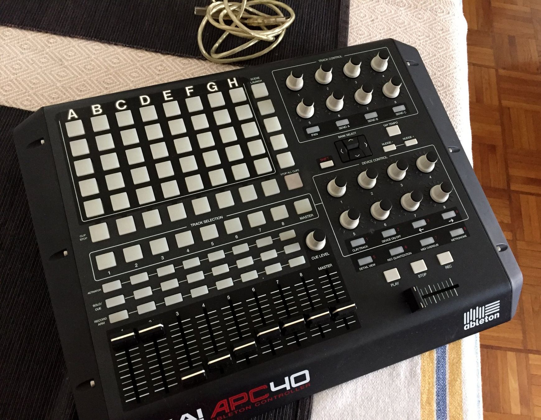 Akai Studioequipment: AKAI APC 40 midi usb controller Ableton – Gebraucht aus Lausanne von  1