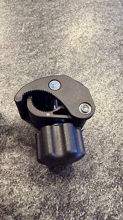 Supporti a parete: Flaschen Halterung – Usato da Unterseen venduto da beE-Scooter 3
