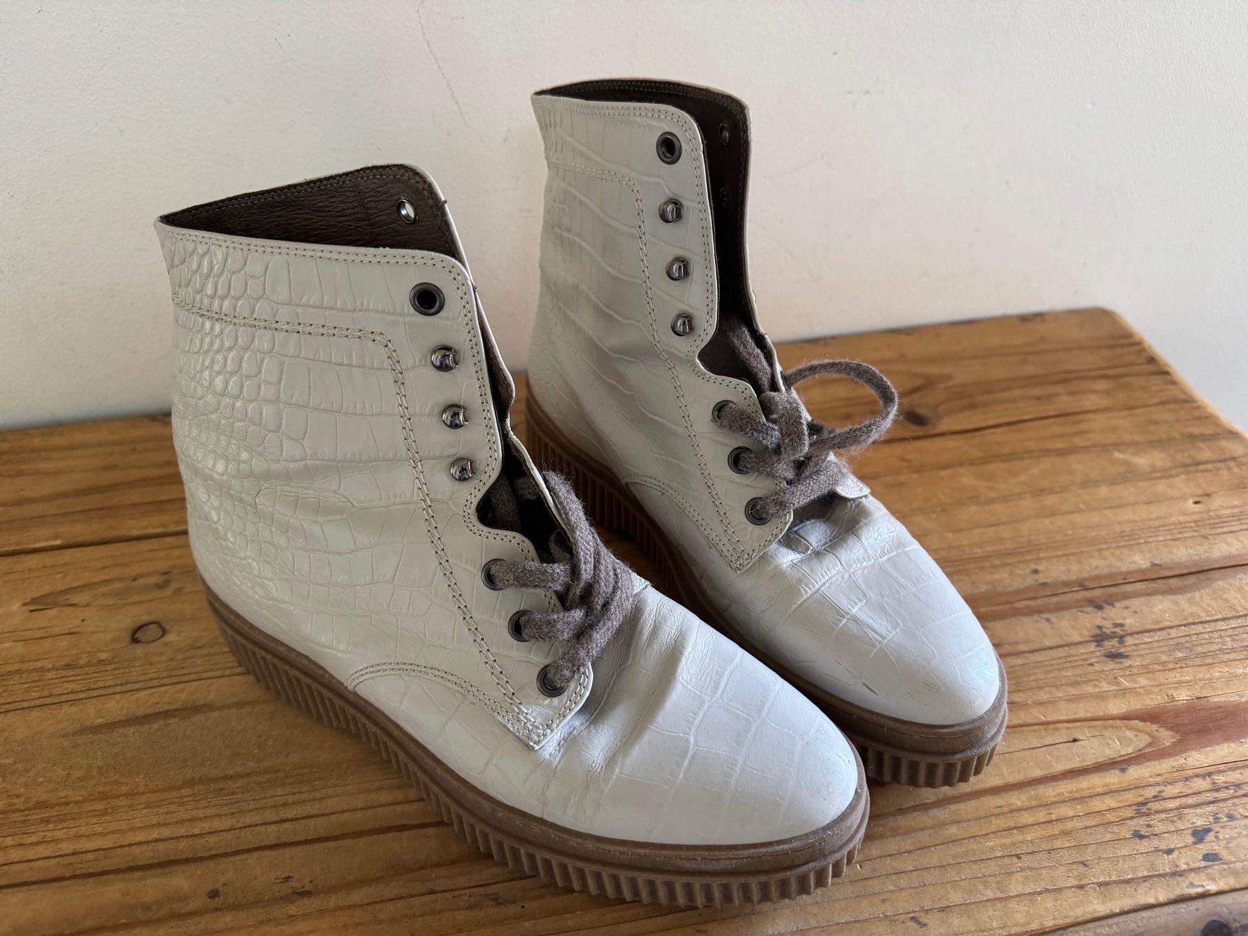 Scarpe da donna: Weisse Weekend Stiefel in Kroko-Optik, Grösse 38 – Usato da Meiringen venduto da luanik