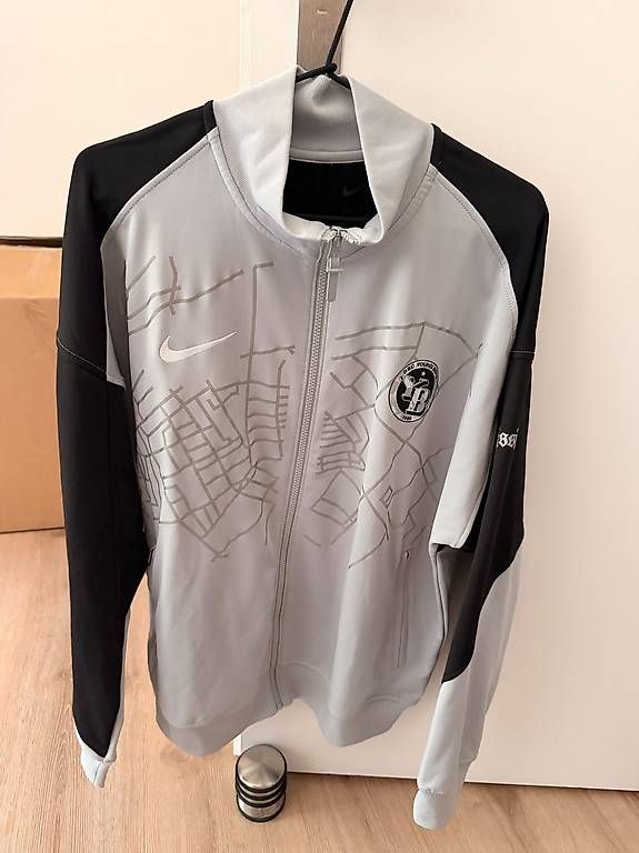 Hässig Vestes: Hässig X YB Trainingsjacke Grösse M – Neuf (Voir description) à Hägendorf par Kings_88