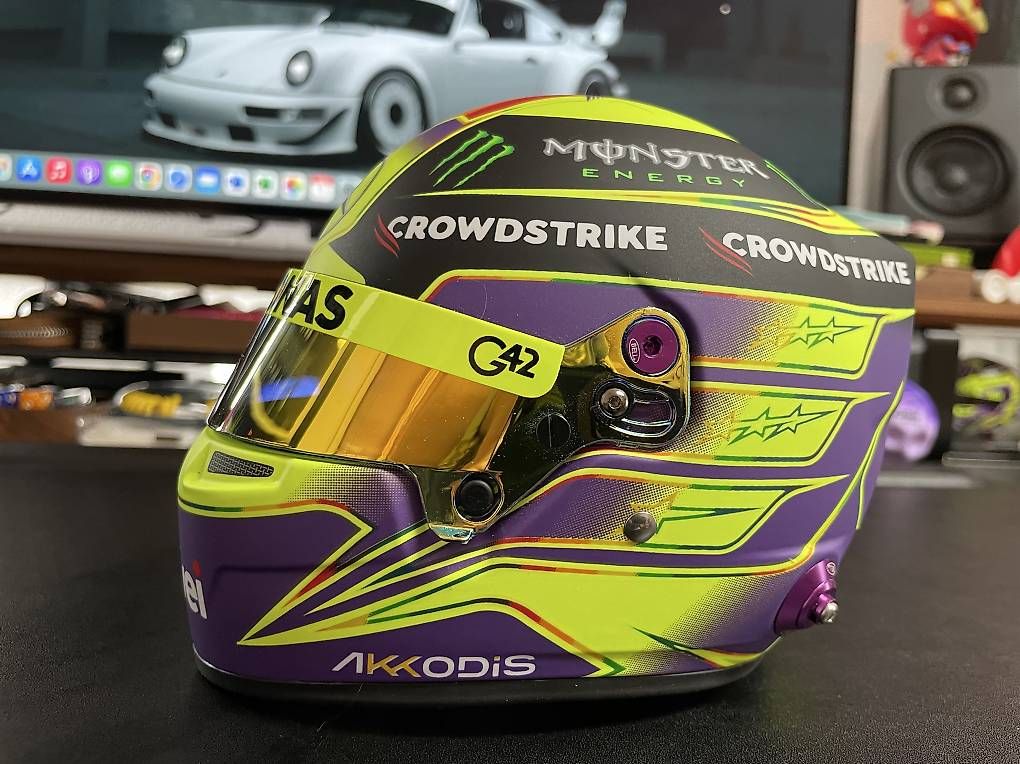 Voitures modèles: LEWIS HAMILTON 2023 MINI BELL HELM REPLICA 1:2 – D'occasion à Goldach par Silversphere