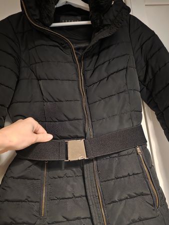 Schwarze Winterjacke, neuwertig, Grösse 36, tailliert