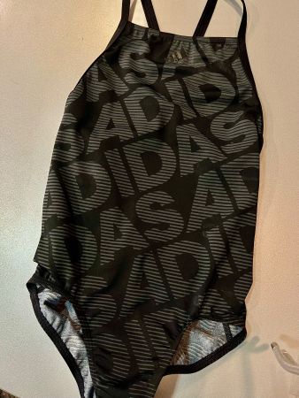 Adidas Badeanzug schwarz mit Logo Muster Gr.152 fabrikneu