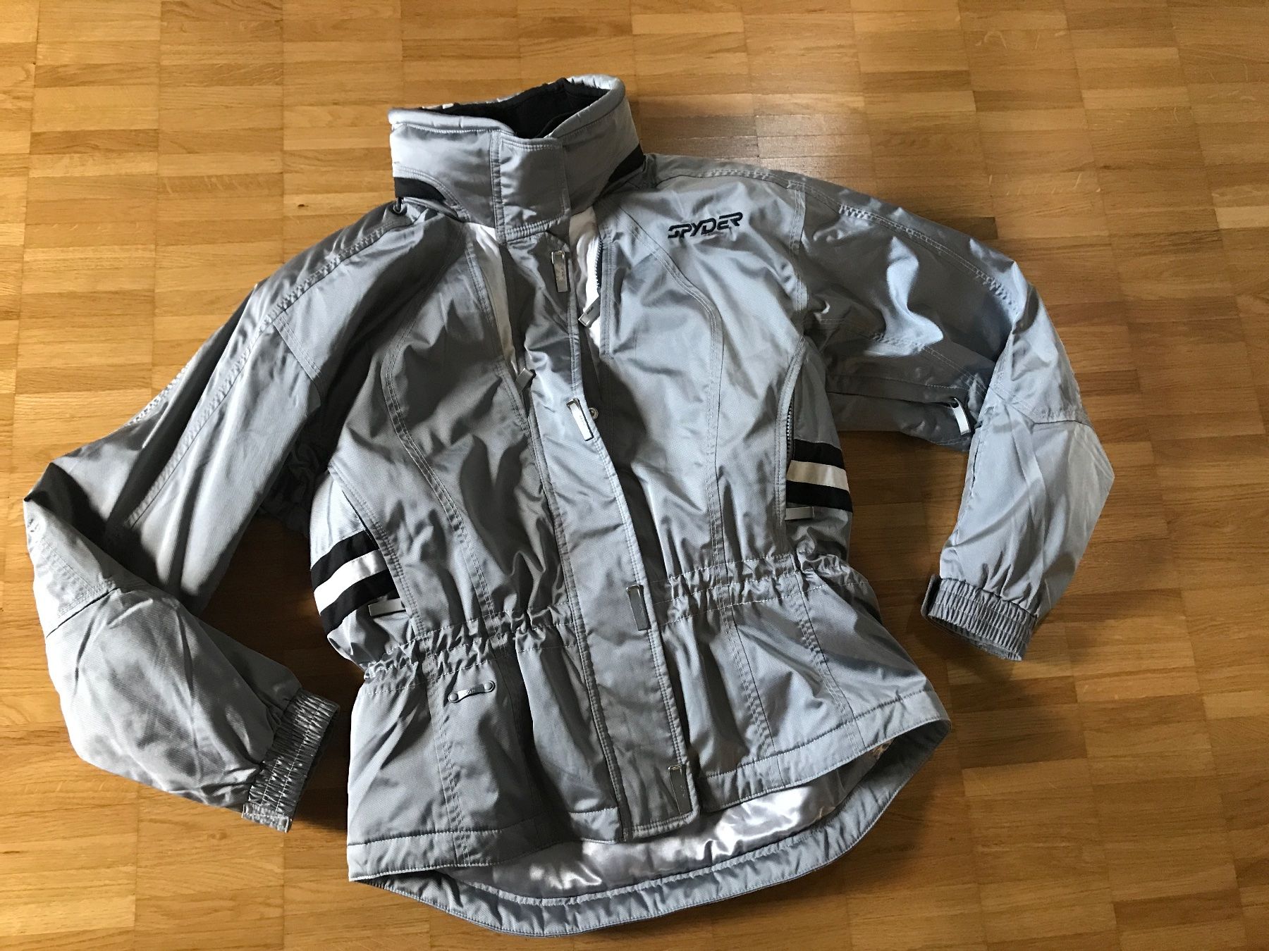 Spyder Giacche: Spyder Schijacke Gr 36 silber – Usato da St. Margrethen SG venduto da kellenbh