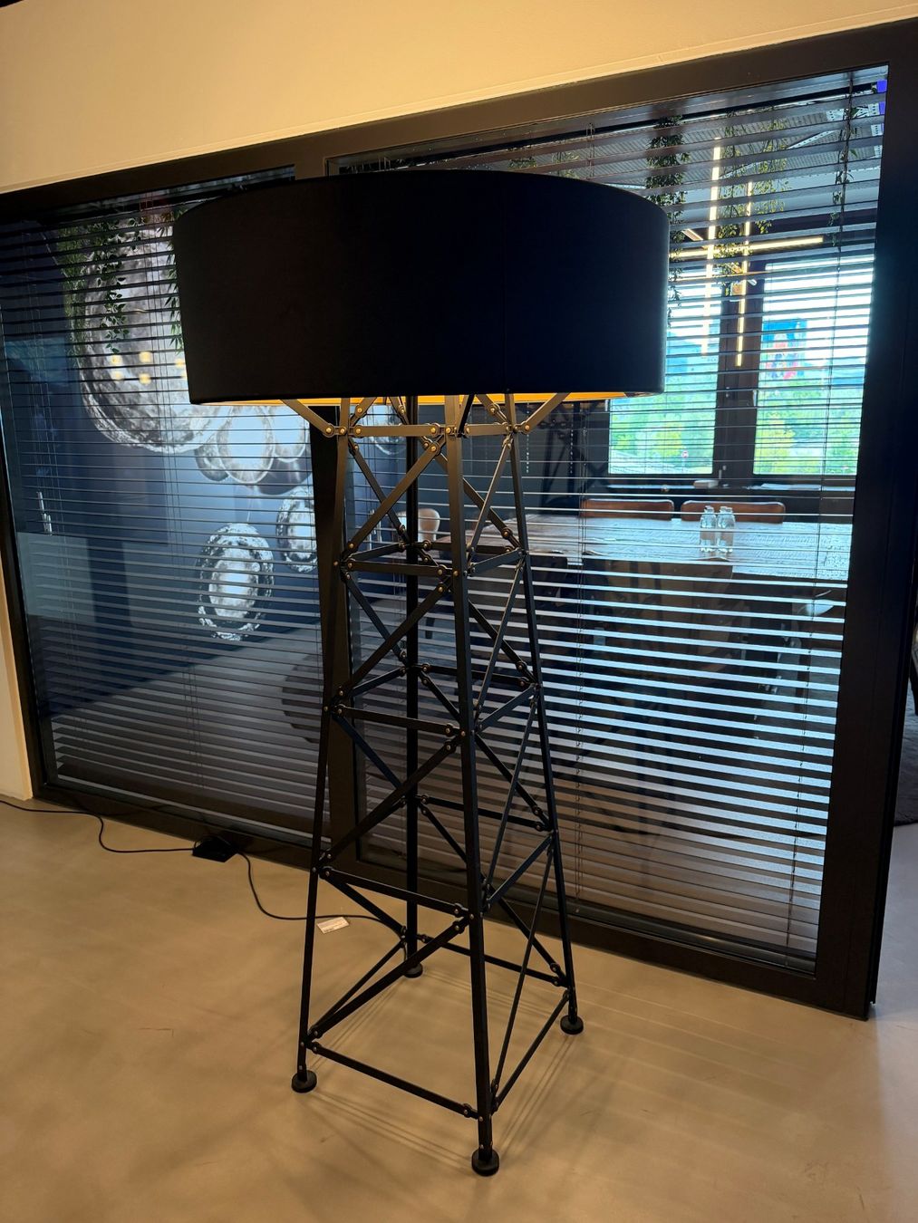 Moooi Lampade: Moooi Construction Stehleuchte Alu schwarzmatt – Usato da Rothenburg venduto da Lampenoutlet