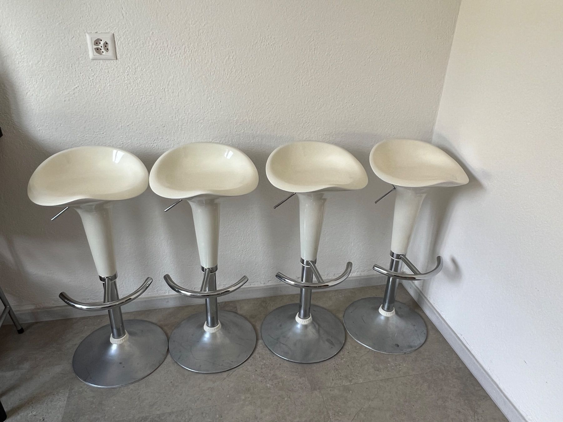 Hocker: 4 Barhocker weiss – Gebraucht aus Gipf-Oberfrick von dav_xd6z