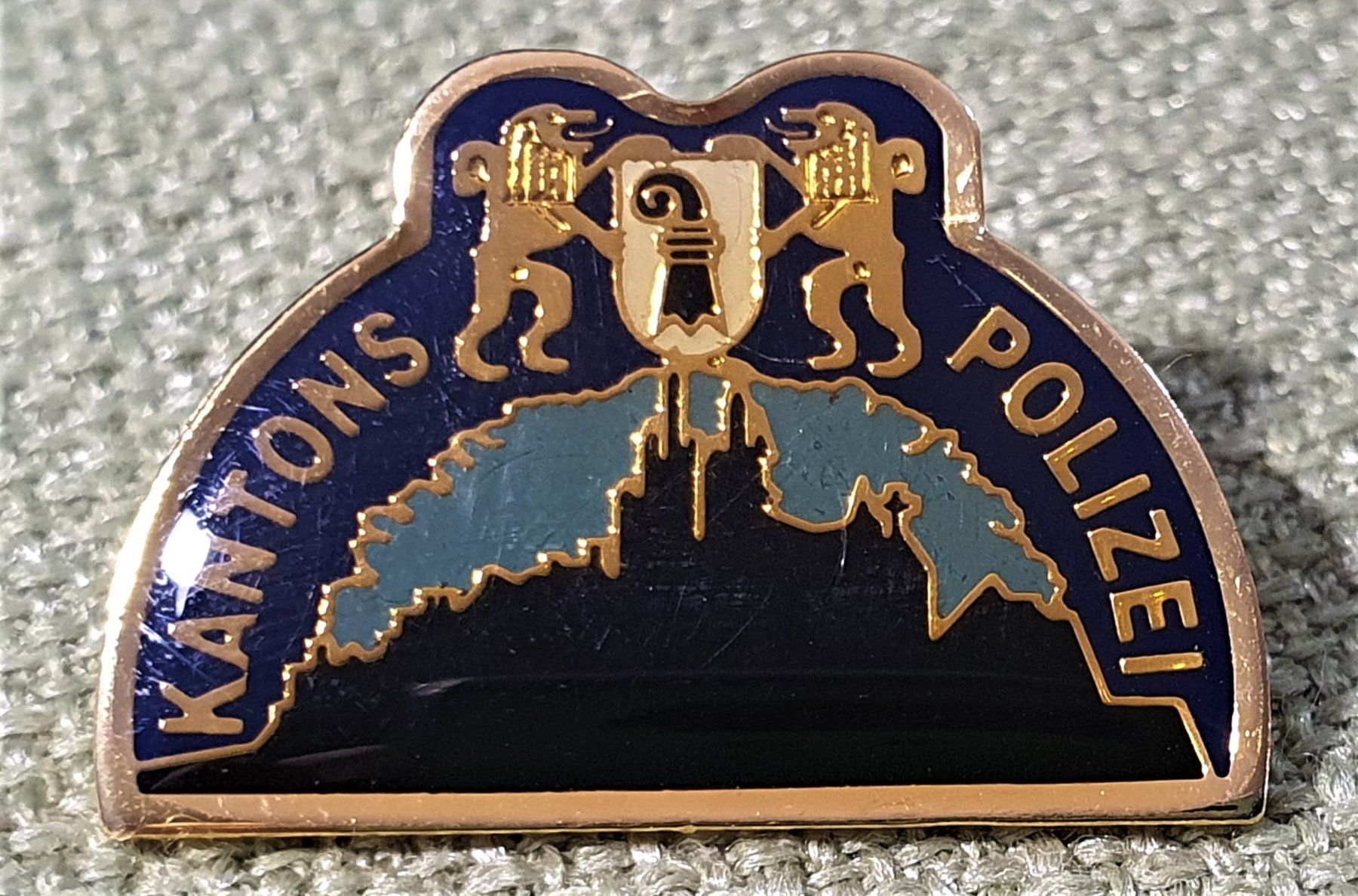Placchette & Badge: P172 - Pin Kantons Polizei Basel-Stadt – Usato da Reinach BL venduto da Boston-Verkauf