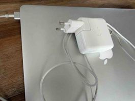 Apple MacBook Air 13 Zoll Laptop akzeptabler Zustand