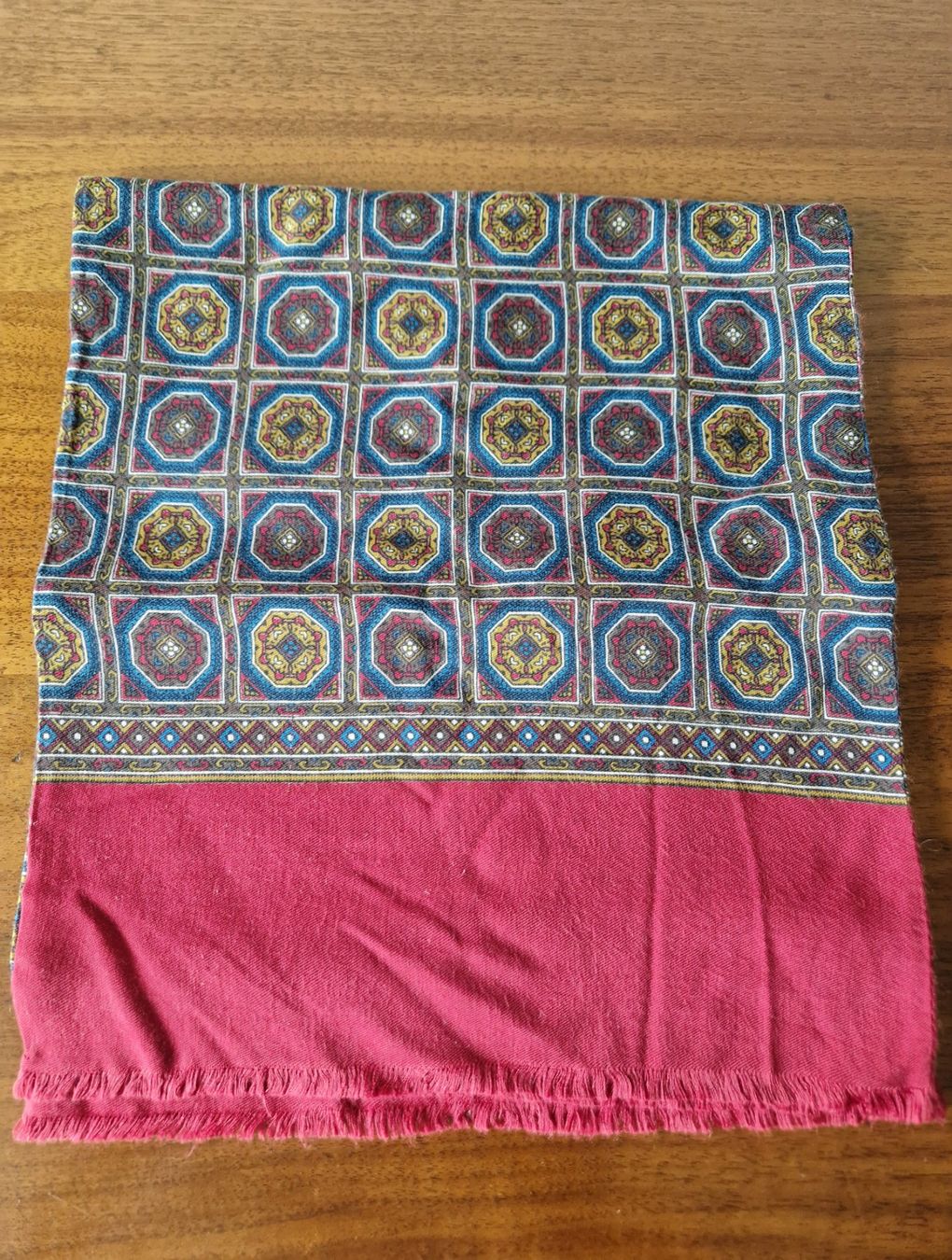 Schals: Schal gemustert mit Fransen rot blau – Gebraucht aus Bern von Antikbatik 1