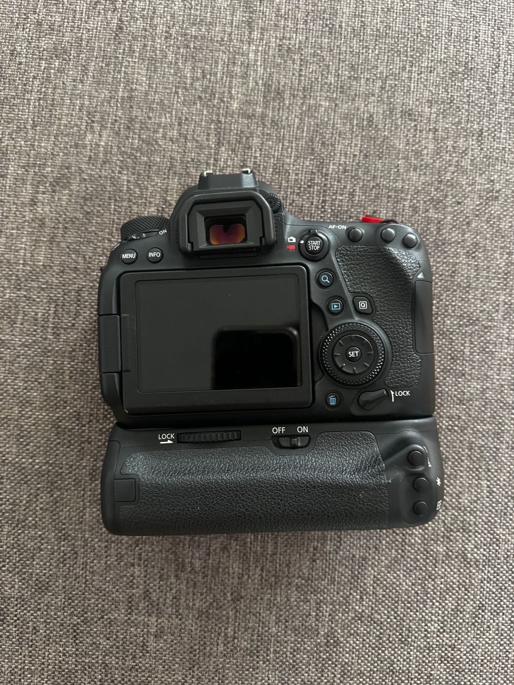 Canon Fotocamera: Canon EOS 6D Mark II mit Batteriegriff – Usato da Birmensdorf ZH venduto da tilmorton 1