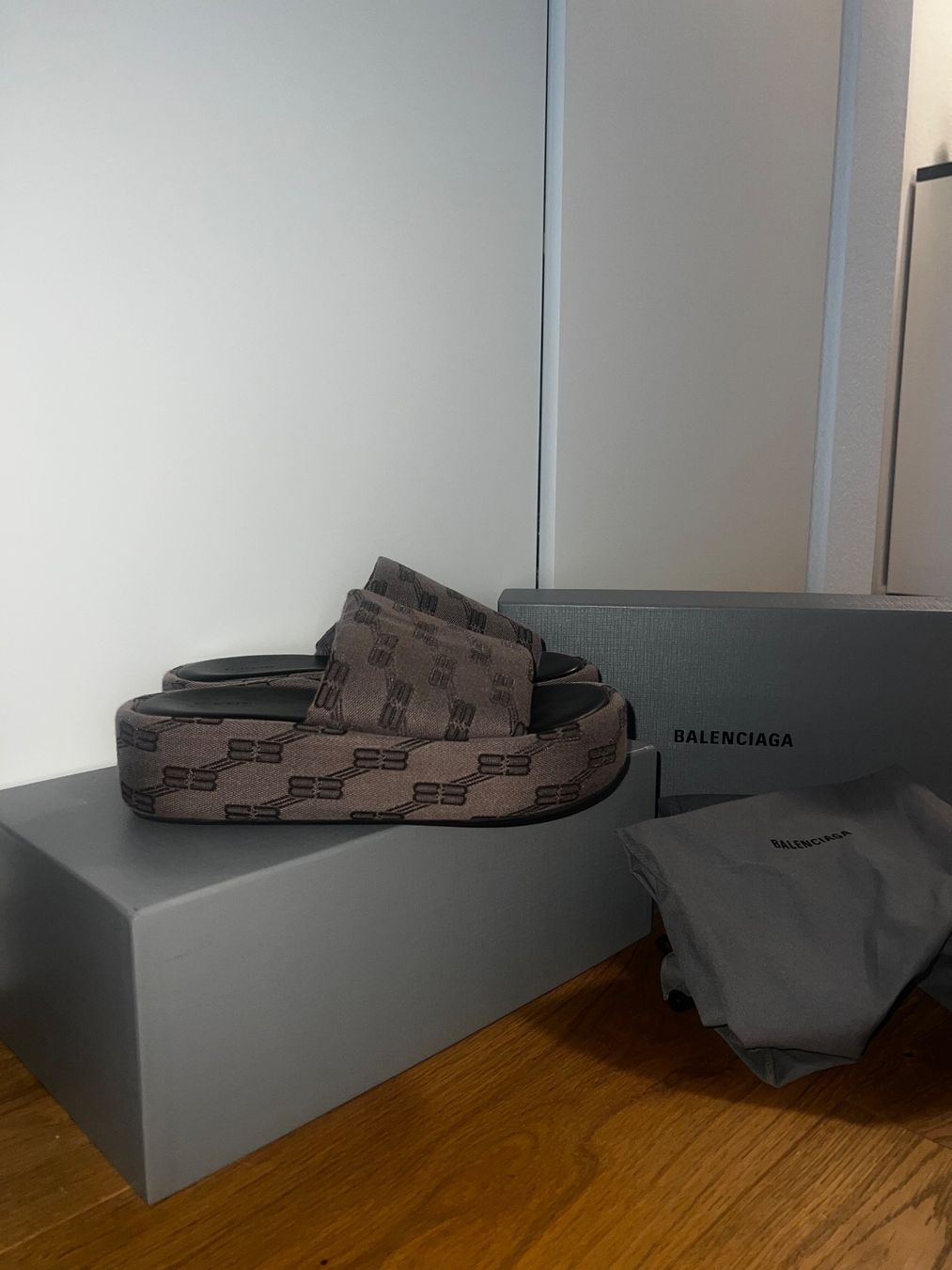 Balenciaga Scarpe da donna: Balenciaga Slides (original) – Nuovo (secondo la descrizione) da Niederuzwil venduto da dixi_29