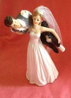 Witzige Dekoration Hochzeitstorte Braut trägt Bräutigam