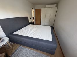 IKEA Boxspringbett (180x200) in Grau mit Holzfüssen