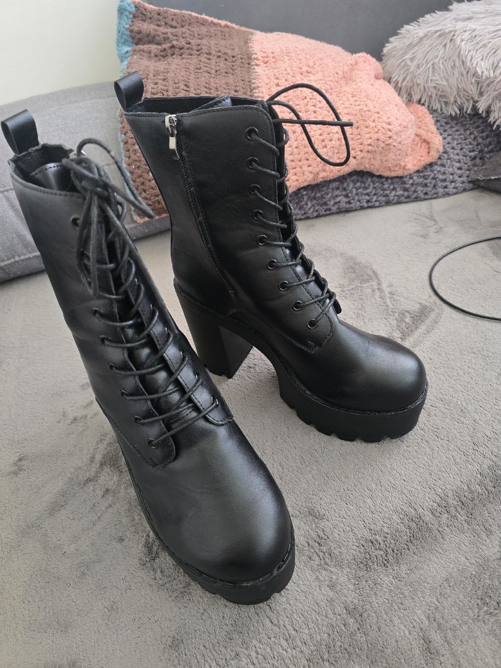 Scarpe da donna: Schwarze Stiefel mit 8 cm hohem Absatz – Usato da Muttenz venduto da kar_rp9p