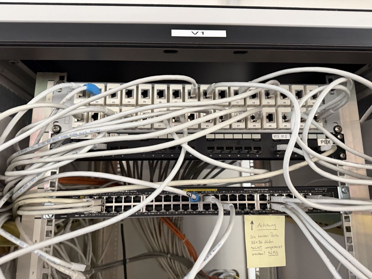 Racks & Cavalletti: Alumatic AG Serverschrank 42HE mit Netzwerkhardware – Usato da Oberglatt ZH venduto da couvert24 3