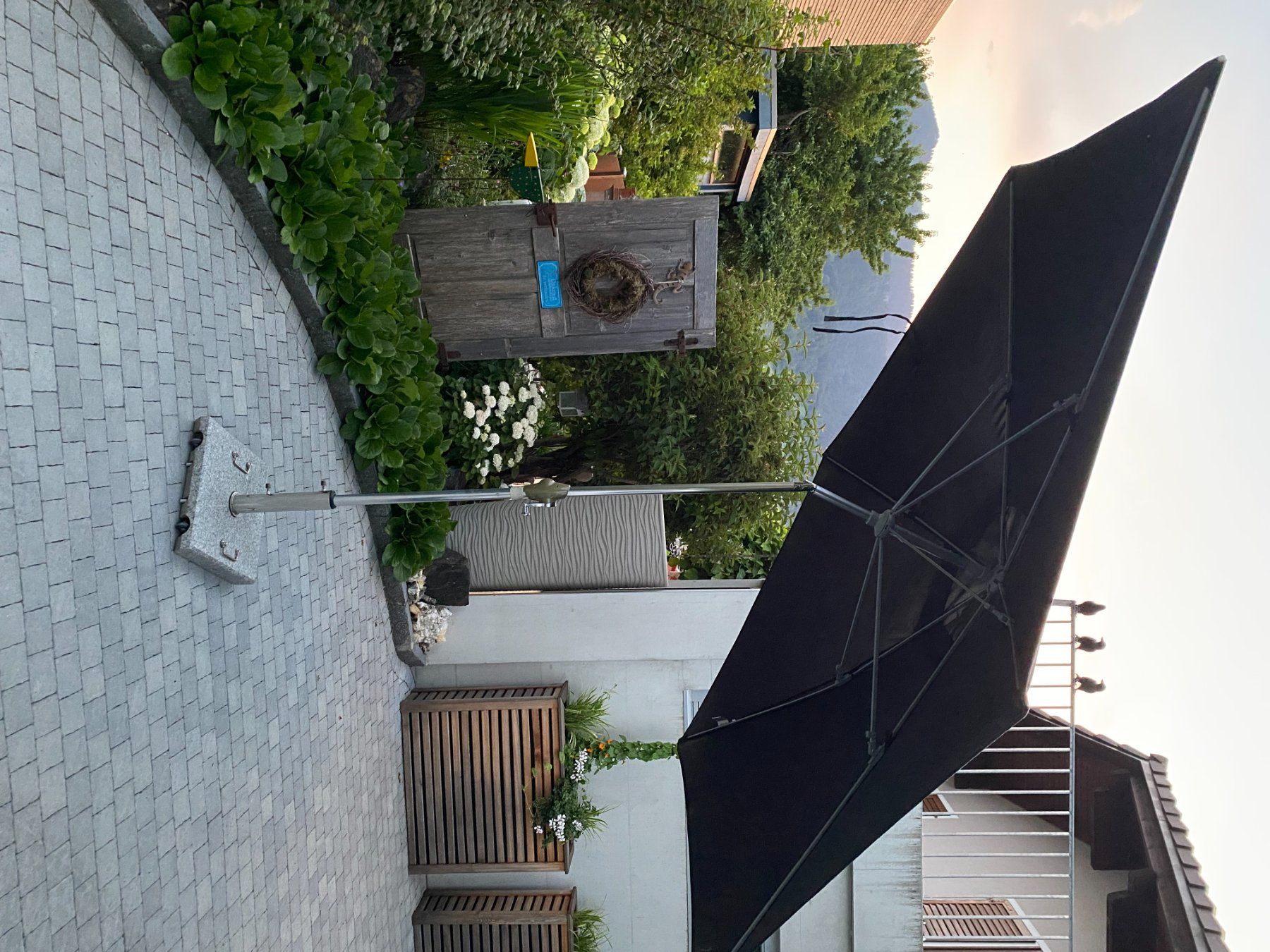 Sonnenschirme: Polyester Sonnenschirm mit Granit-Sockel – Gebraucht aus Landquart von Pst3