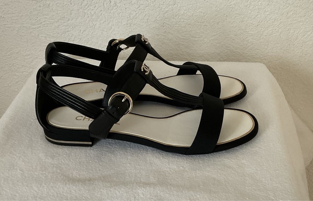 Chanel Scarpe da donna: Chanel : sandales noires – Nuovo e nell'imballaggio originale da Corseaux venduto da Mililaforet75 1