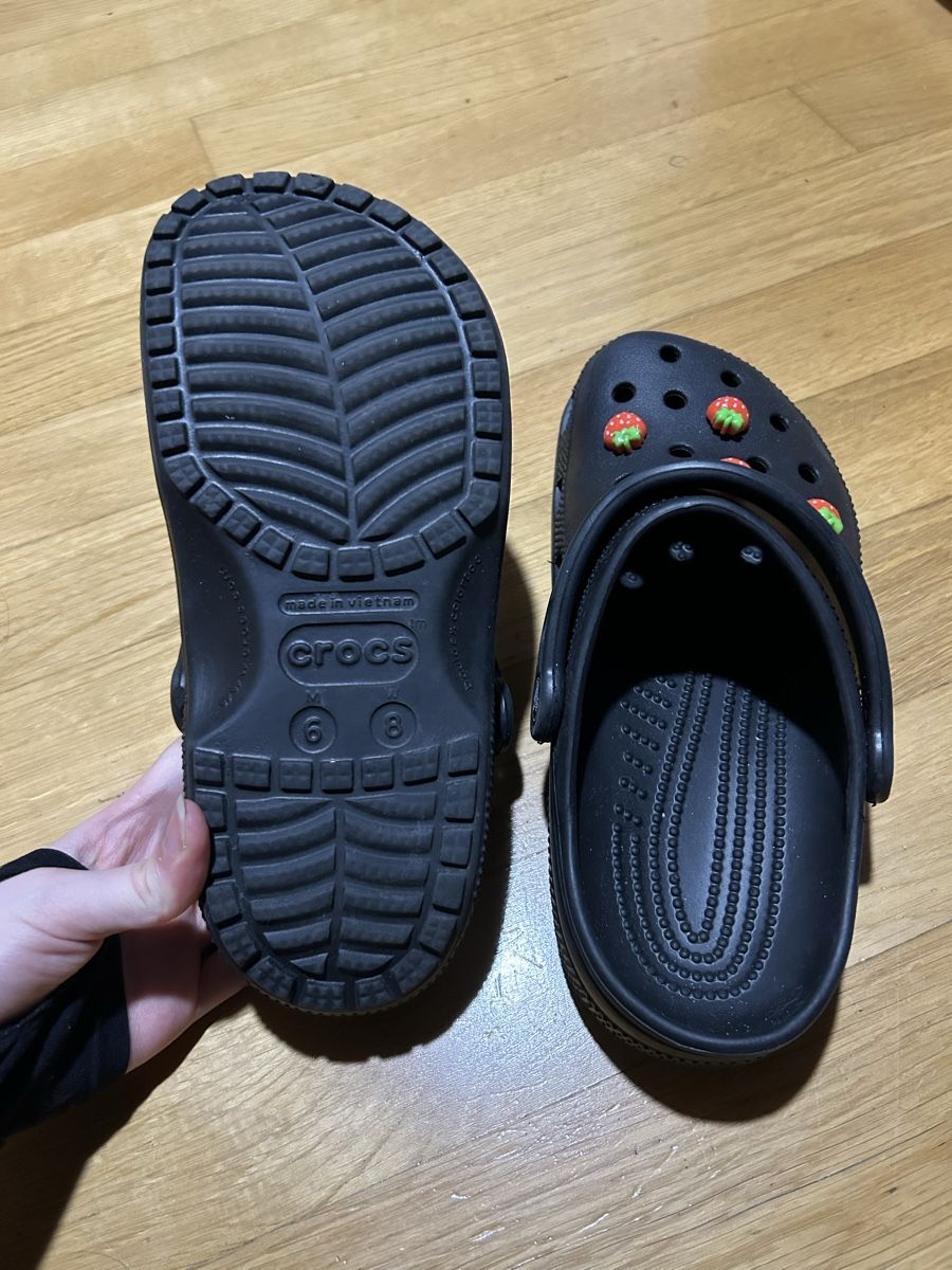 Crocs Herrenschuhe: Crocs noir avec décorations fraises  – Neu (gemäss Beschreibung) aus Hauterive NE von Jus_De_Fruits 2