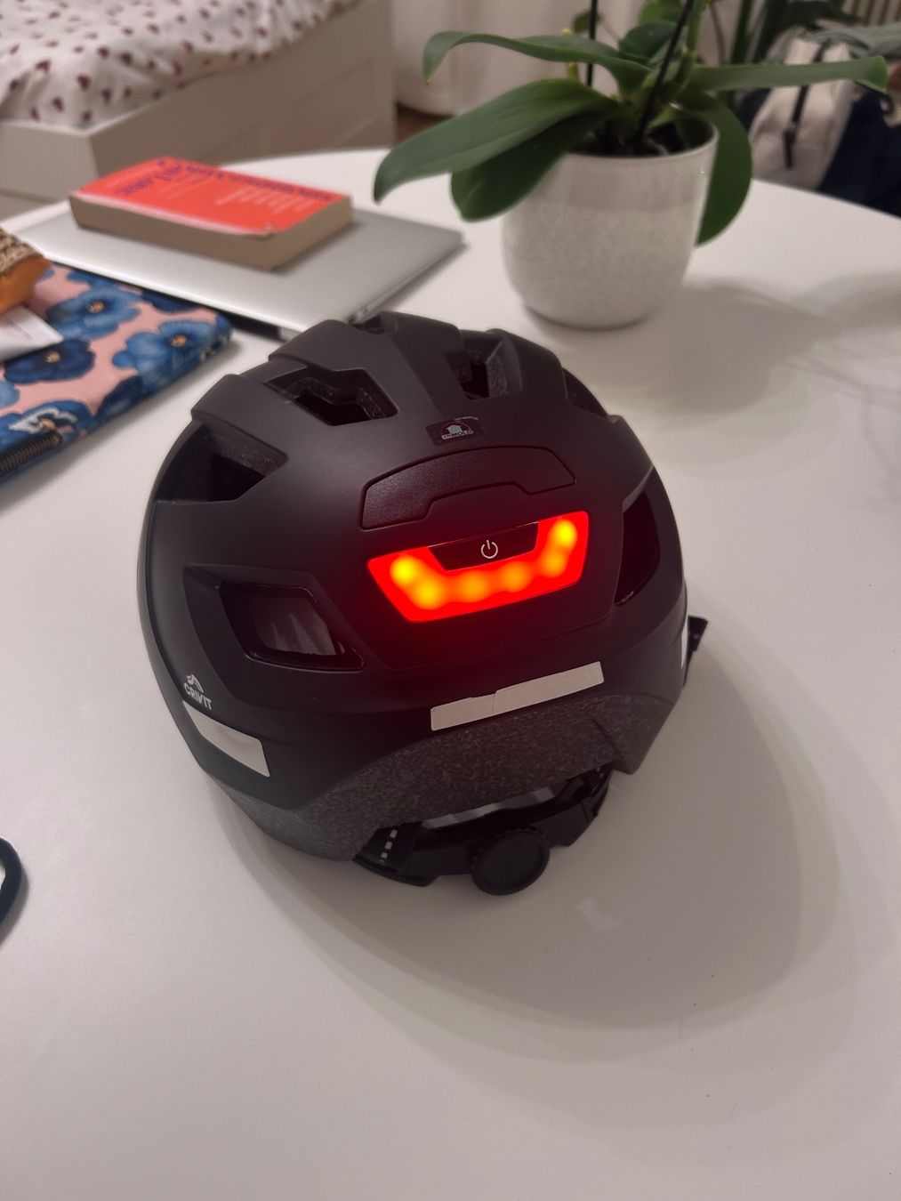 Caschi: Velohelm mit integriertem Licht – Nuovo (secondo la descrizione) da Zürich venduto da ariannapics 1