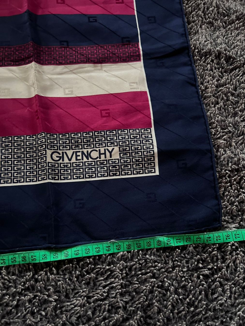 Givenchy Foulard & Sciarpe: GIVENCHY Tuch Satin Optik 75x75 Monogram – Usato da Winterthur venduto da Dejv 2