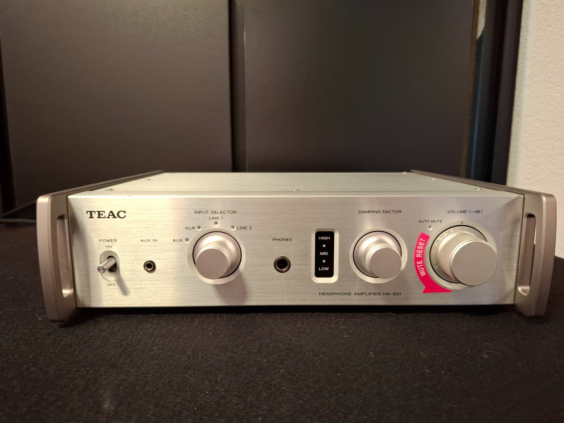 Teac Amplificatori: TEAC HA501 Kopfhörer Verstärker Silber – Usato da Kerzers venduto da Hubihifi