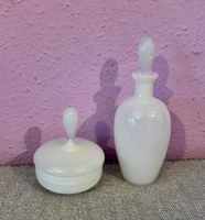 Bel Ensemble de toilette vintage en verre opaline blanche