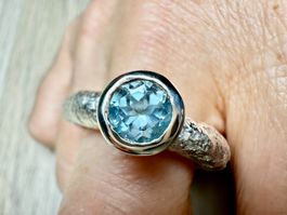 Handgefertigter Ring mit Sky Blue Topas 1,45 ct – Silber