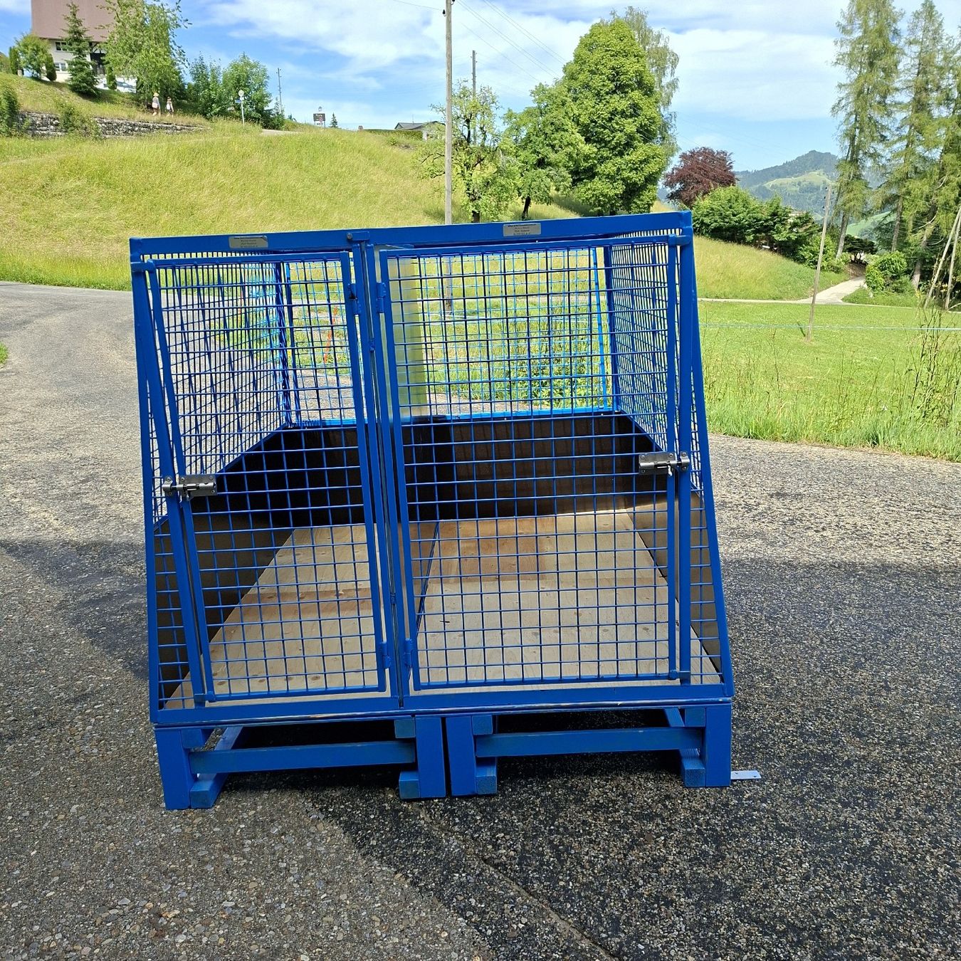 Gabbie, trasporto & Sicurezza: grosse Hundebox mit Untergestell – Usato da pfaffhausen venduto da xani01