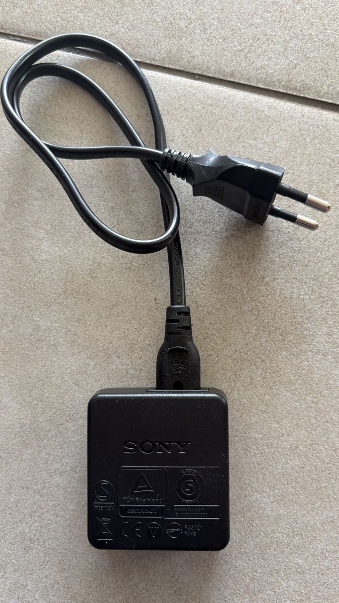 Sony Altri Accessori: Chargeur secteur Sony AC-UB10C – Usato da La Magne venduto da materielavendre