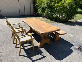 Massiver Holztisch mit Bank & 2 Gartenstühlen