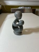 Sculpture femme et enfant en pierre