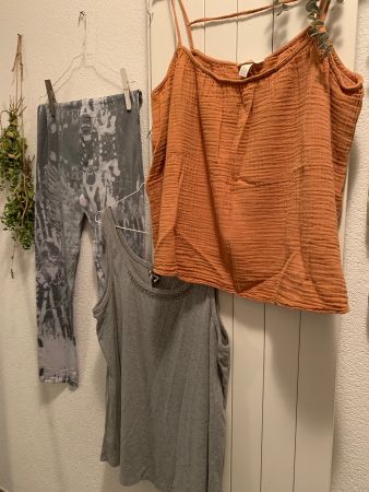 Kleiderpaket XL / 46, Leggins und 2 Tops