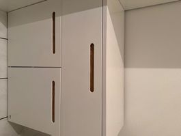 Weisser kleiner Schrank mit Holzgriff, CHF 50