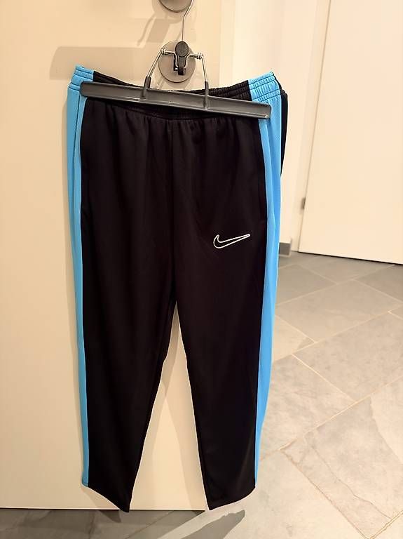 Canottiere & Pantaloni: Completo Nike da calcio / allenamento  – Nuovo e nell'imballaggio originale da Canobbio venduto da jenniii_.lorenziii 1