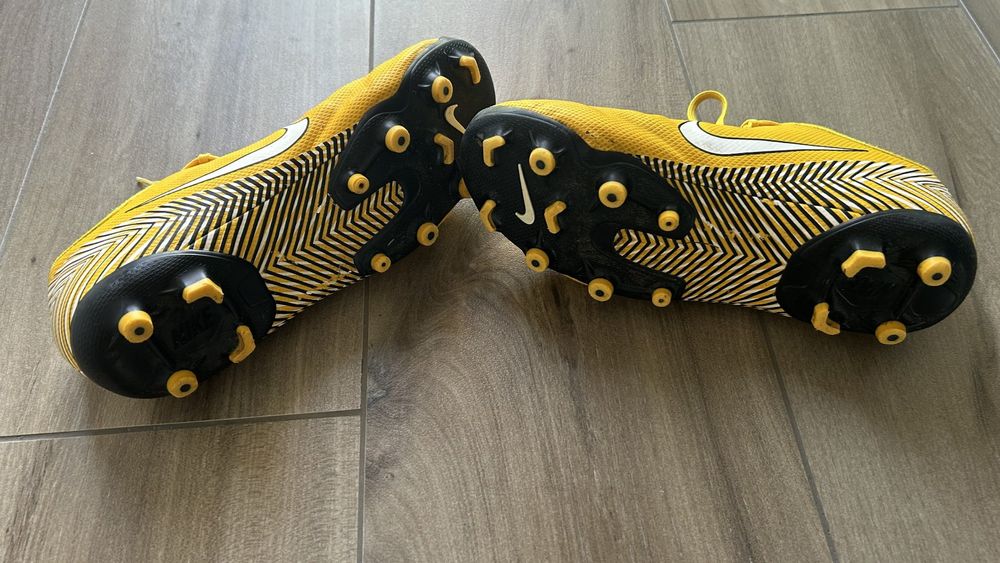 Nike Herrenschuhe: NIKE Fussballschuhe «Jr. Vapor 12 Academy GS», gelb, Gr. 38, – Gebraucht aus Laufen von Gwitterchischte 3
