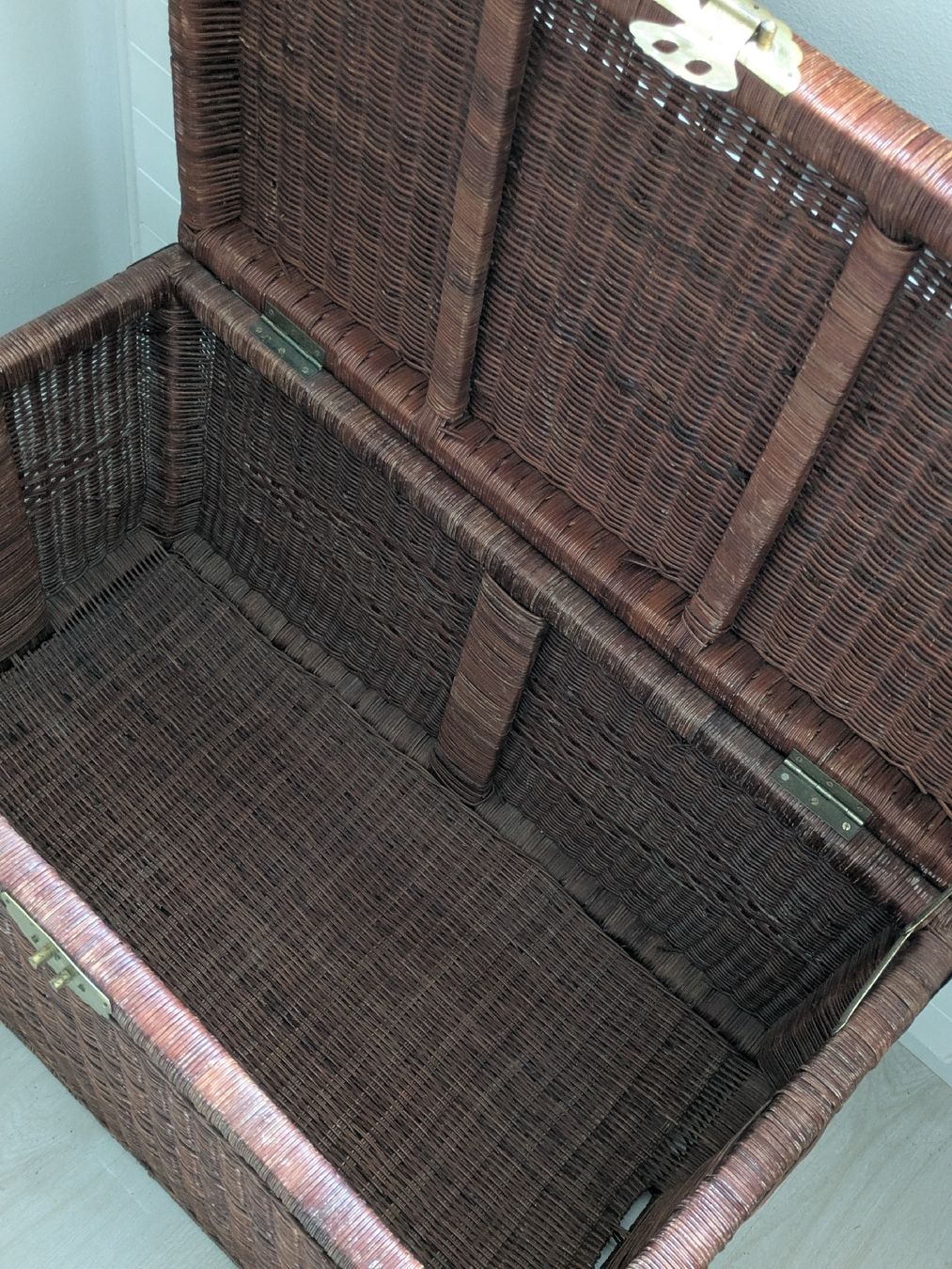 Cassapanche: Rattan Chest with Brass Details – Usato da Adliswil venduto da aborzych 4