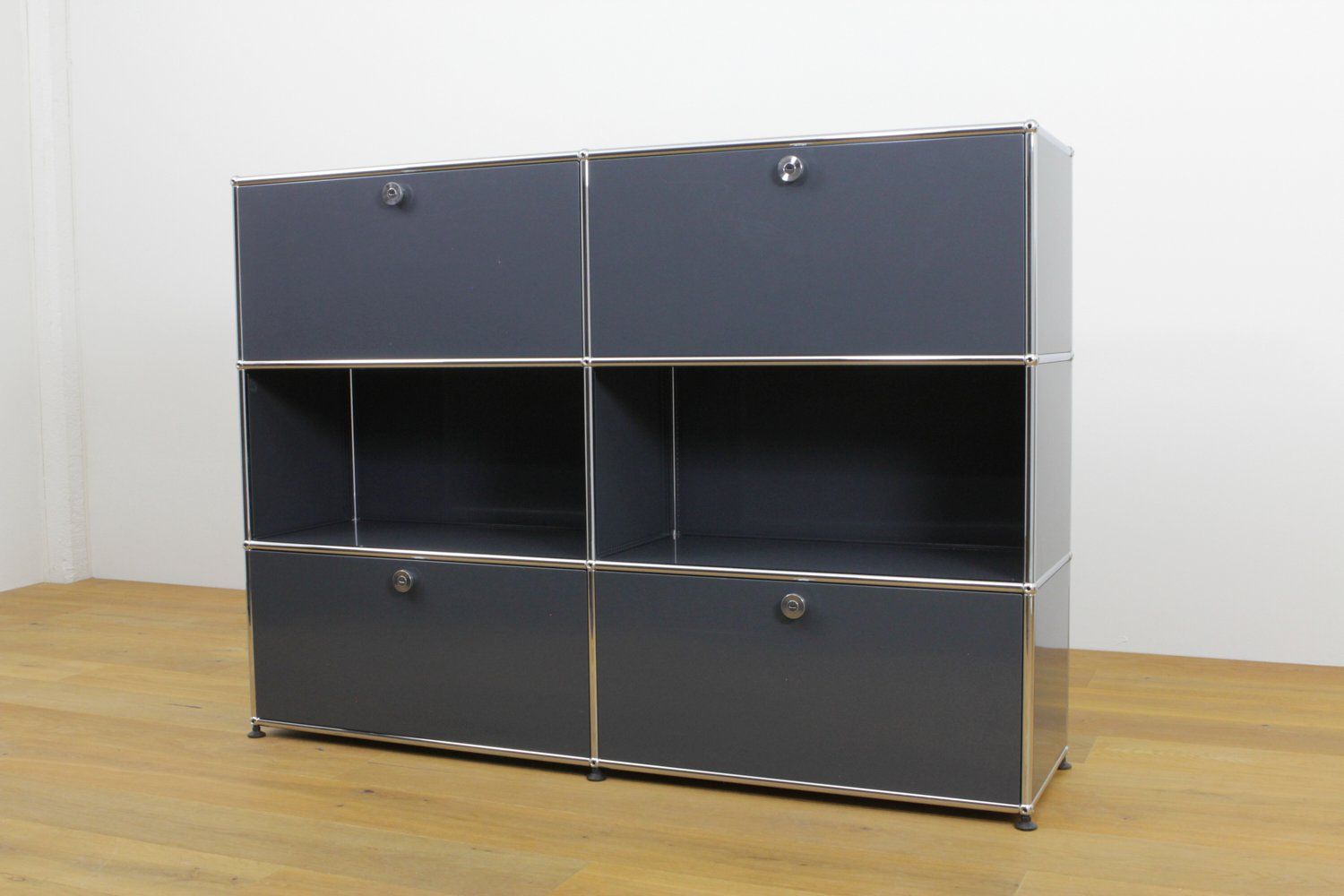 USM Scaffali: USM Haller Highboard Anthrazitgrau – Nuovo (secondo la descrizione) da Affoltern am Albis venduto da StudioStandard