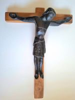 Kruzifix. Jesus Figur aus Bronze auf Holz. 450mm. Antik.