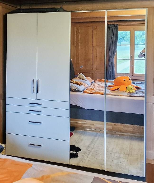 Armadi: Drehtürenschrank /Kleiderschrank – Usato da Rüderswil venduto da Lotti9