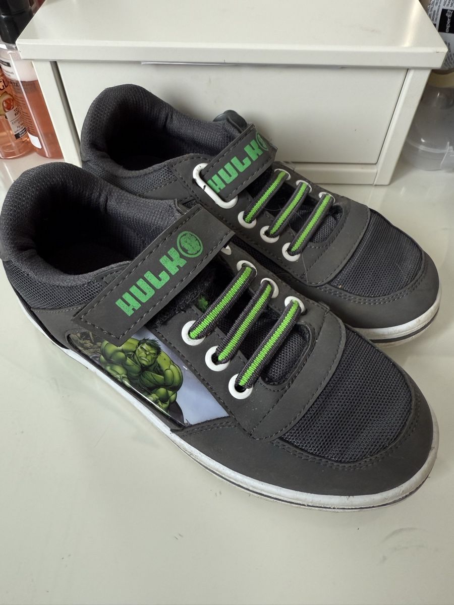 Schuhe für Jungen: Avengers Kinderschuhe gr 33 – Gebraucht aus Belp von Lu96 1