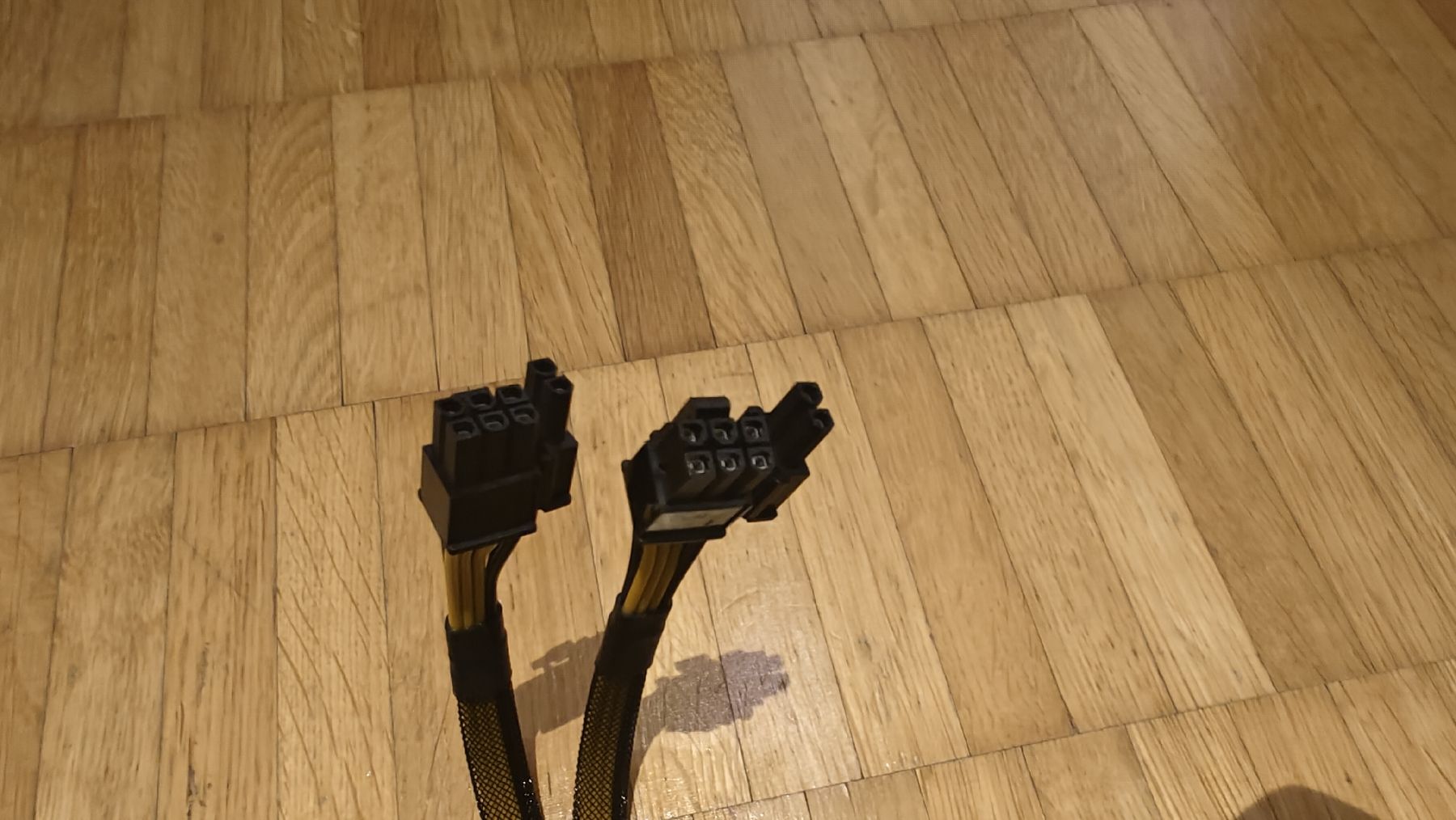 Cavi: PCIE Stromkabel Splitter 8 pin zu 2x 6+2 – Nuovo (secondo la descrizione) da Jona venduto da Kapuzinermoench 1