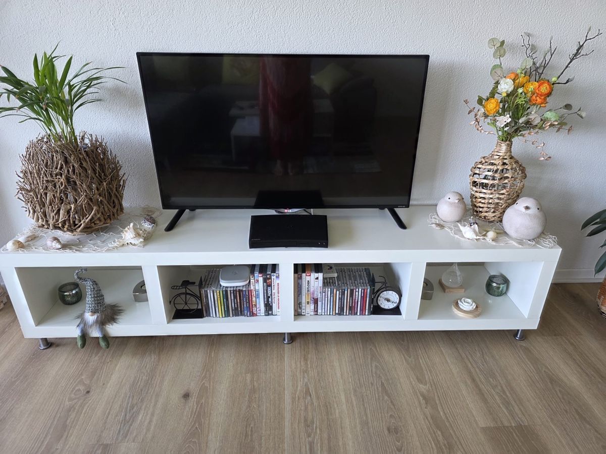 Ikea TV Möbel: TV Board Weiss Ikea, 189cm x 43cm – Gebraucht aus Waltenschwil von spikelike