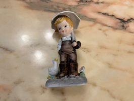 Süsse Porzellanfigur, Knabe mit Regenschirm und Ente