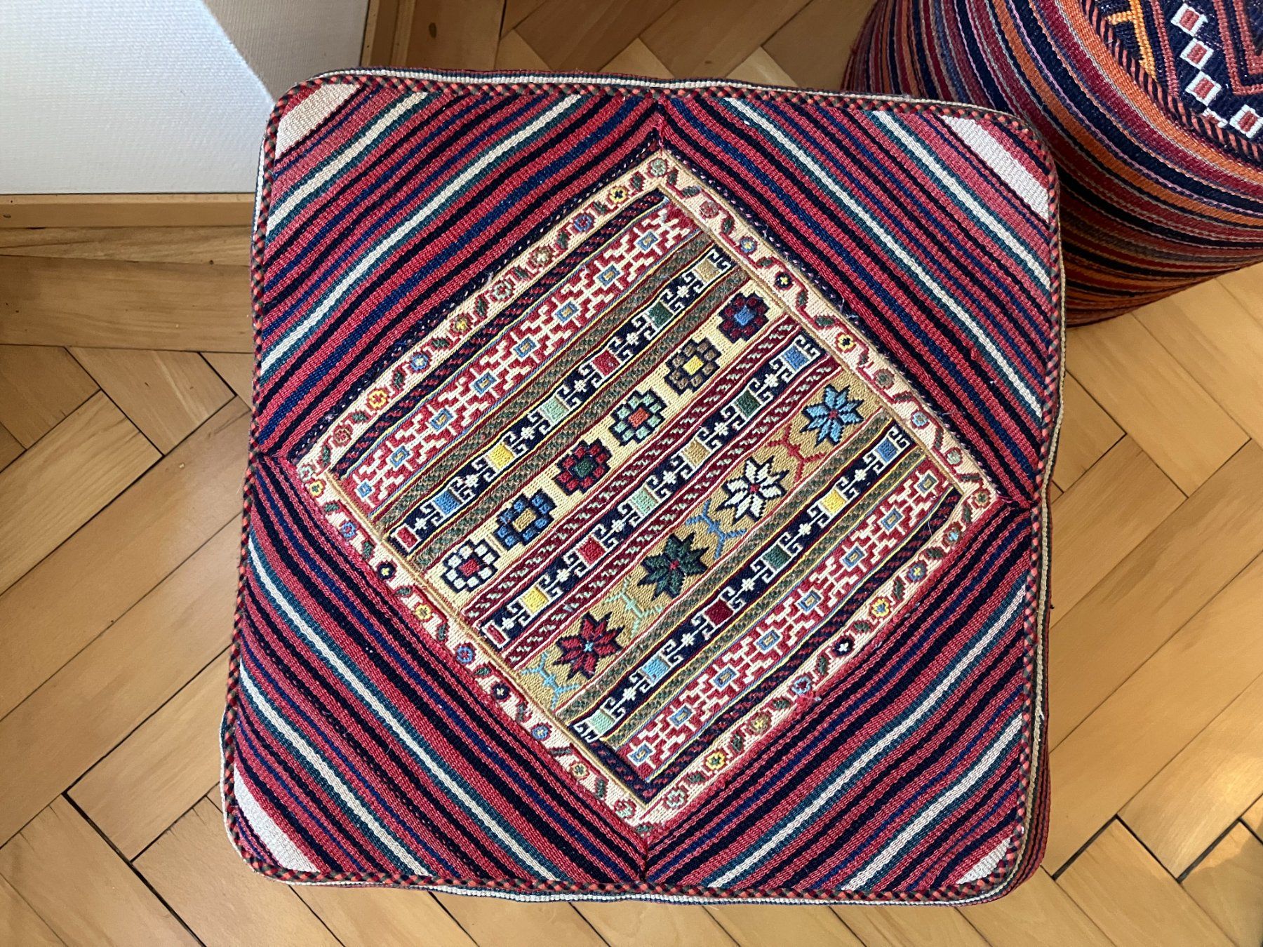 Kelim Sgabelli: 2er-Set Kelim Hocker / Poufs, Handarbeit – Usato da Murten venduto da tanjens 1